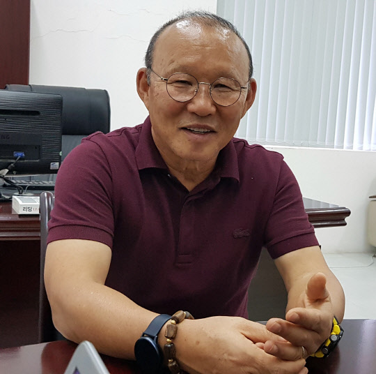 박항서 베트남 축구 대표팀 감독이 20일 베트남 축구협회 사무실에서 기자들과 만나 지난 2년간 베트남 축구 대표팀을 이끈 소회와 향후 계획을 밝히고 있다.   하노이=연합뉴스